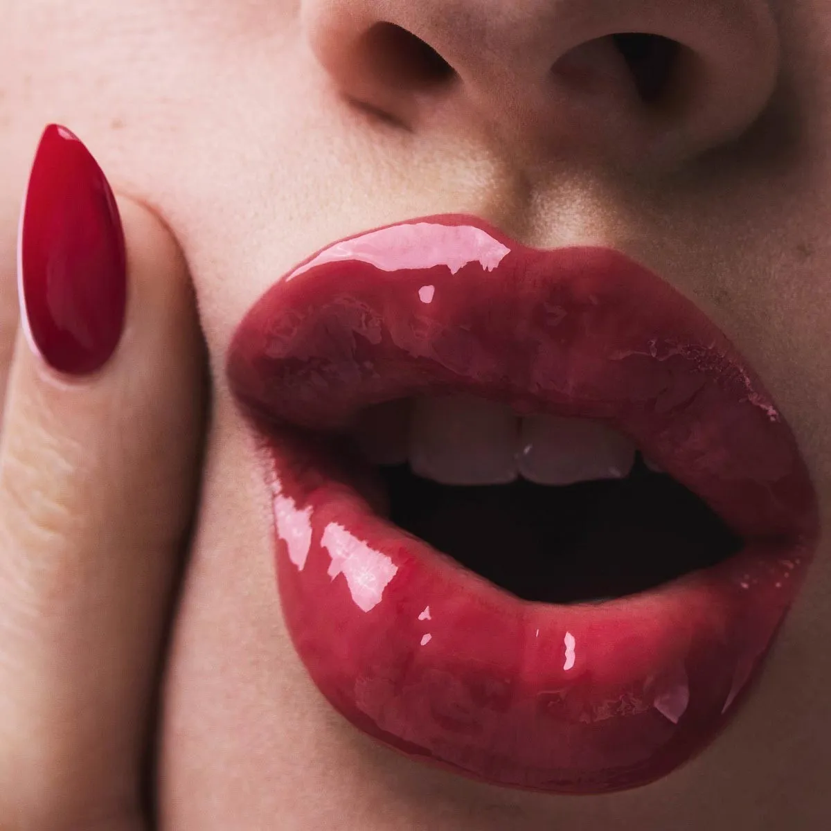 Christian Louboutin Rouge Stiletto Vinyl Gloss – Lip Gloss – Rosa Intenza 882V - Beauty - alternate view 3